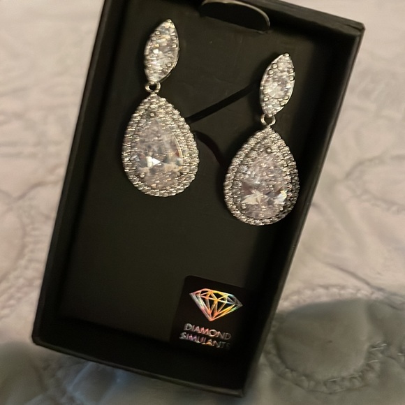 Lovisa Sparkling Diamond Simulants Silver Tone Teardrop Post Earrings - Picture 2 of 5
